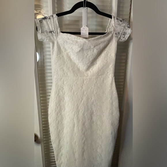 On or Off Shoulder Ivory/White Lace Lulus Wedding Dress-Size Extra Small - Picture 8 of 16